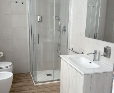 bagno-e-doccia-appartamento-per-quattro.galvano-con-cucina-in-affitto-castiglione